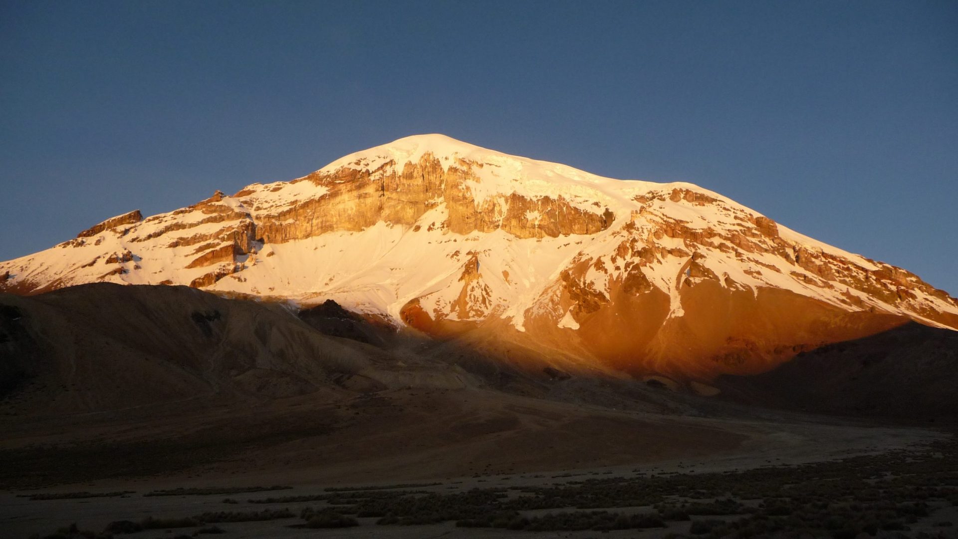 Le Nevado Sajama au coucher du soleil, plus haut sommet de Bolivie, depuis Tomarapi dans le parc national Sajama