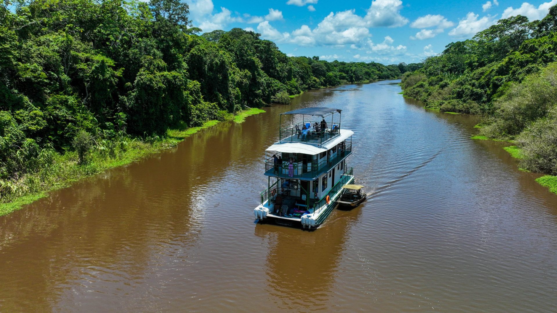 Vue aérienne du bateau d'expédition Tambaqui naviguant sur le fleuve Beni à travers la jungle amazonienne, Bolivie