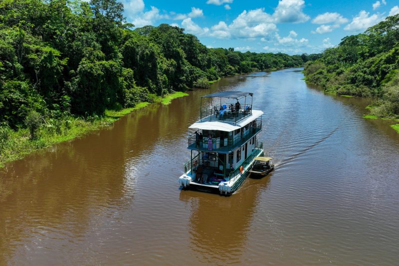 Vue aérienne du bateau d'expédition Tambaqui naviguant sur le fleuve Beni à travers la jungle amazonienne, Bolivie