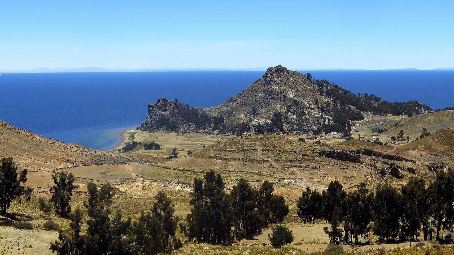 La colline du Dragon Endormi surplombant le lac Titicaca à Santiago de Okola, Bolivie