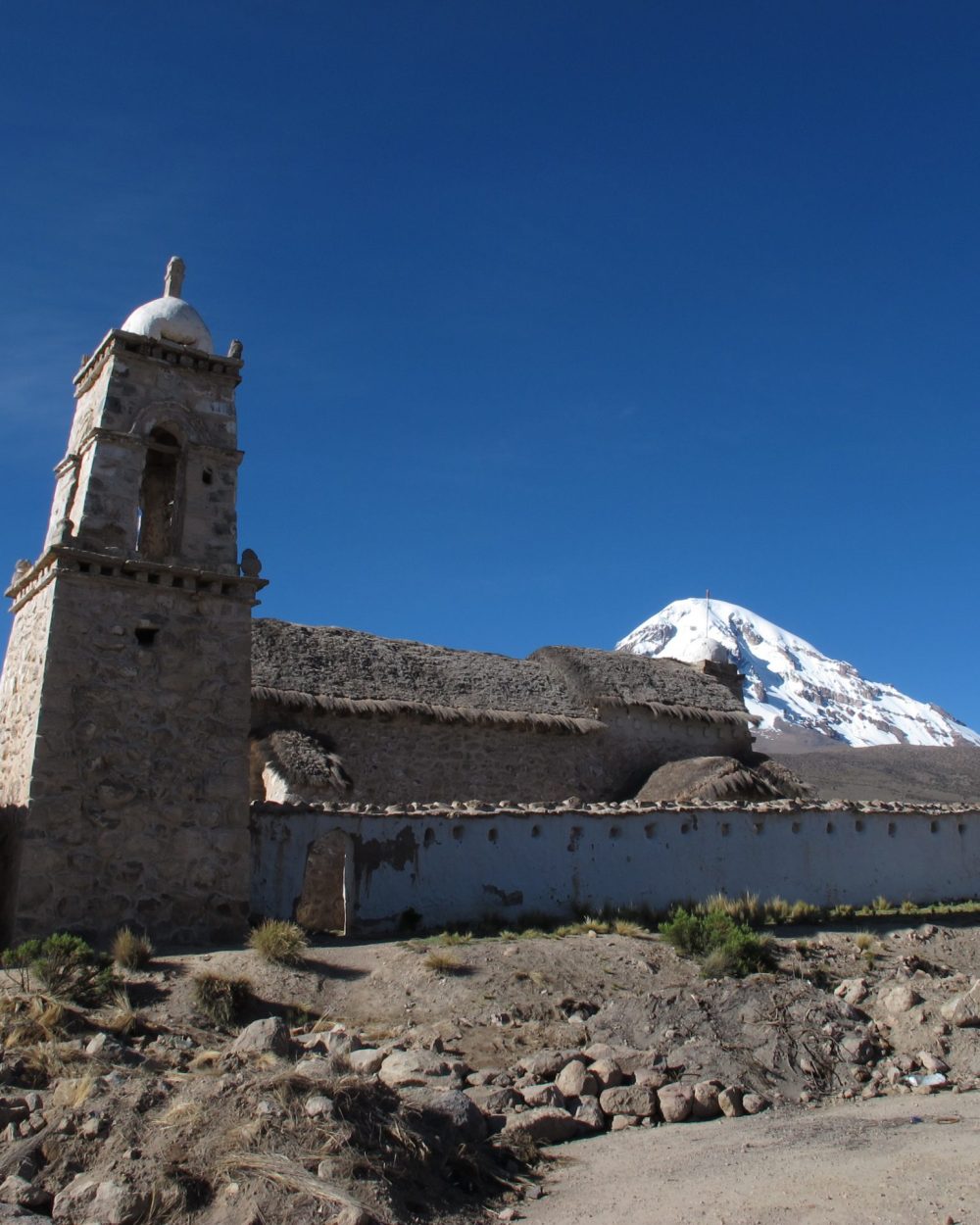 Église de pierre de Tomarapi avec le Nevado Sajama enneigé en arrière-plan