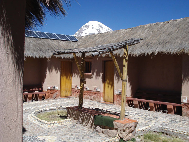 Patio de l'écolodge communautaire de Tomarapi, au cœur du parc national Sajama
