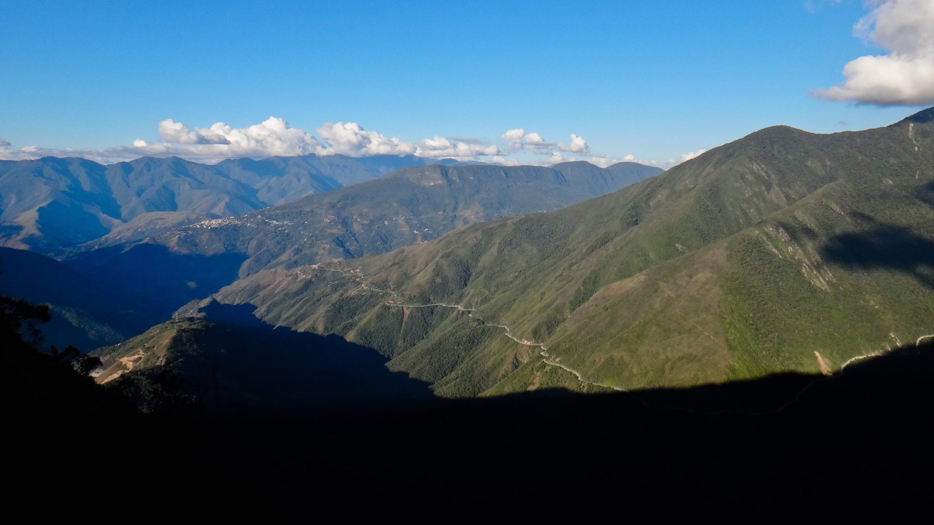 Panorama des vallées des Yungas avec la route serpentant à flanc de montagne, Bolivie