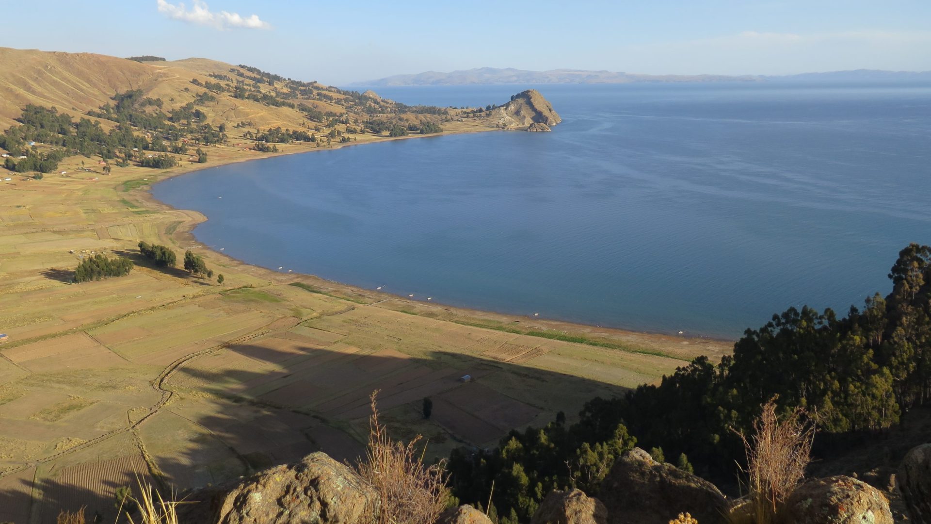 Baie de Santiago de Okola au coucher du soleil, champs et eaux du lac Titicaca en Bolivie