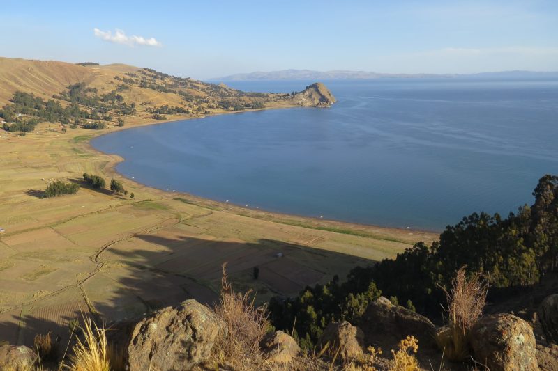 Baie de Santiago de Okola au coucher du soleil, champs et eaux du lac Titicaca en Bolivie